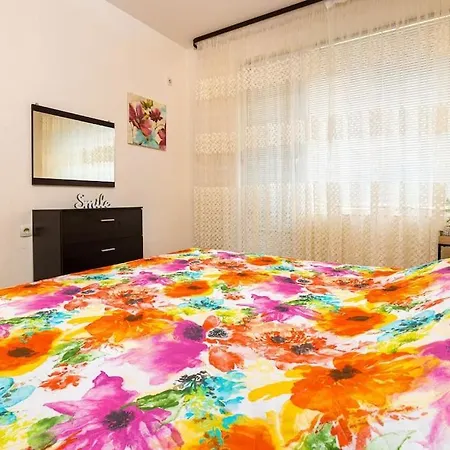Modern 1br Center Apartment